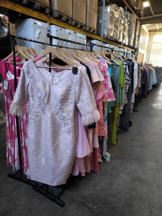 LOTE MISTO DE ROUPA, CALÇADO E ACESSÓRIOS