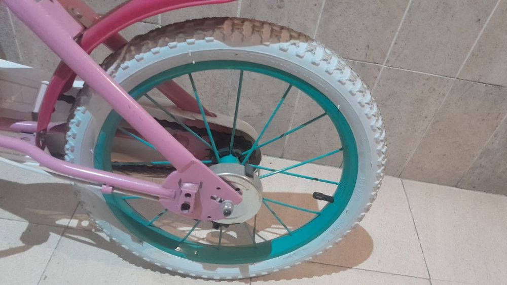 Bicicleta de criança com rodas pequeninas