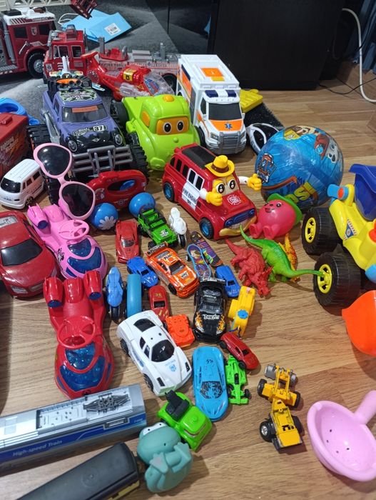 Mega Lote de Brinquedos – Carros, Comboios, Bonecos e Muito Mais!