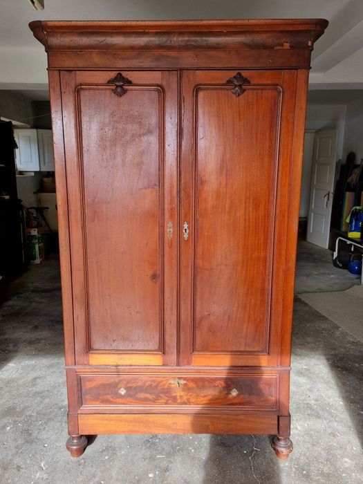 Roupeiro Centenário de Madeira Maciça