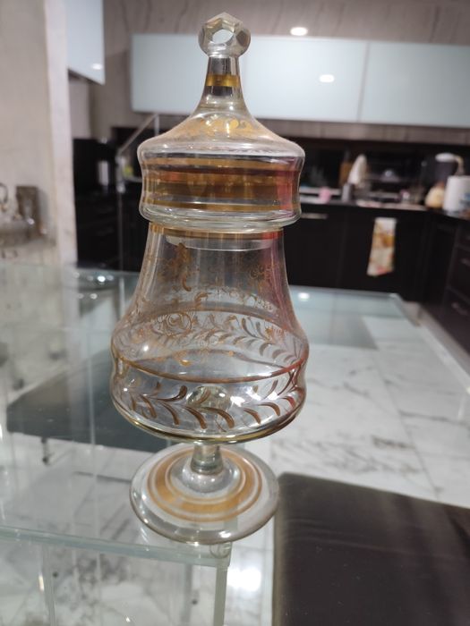 Bomboneira vintage em cristal relevado pintado á mão com pó de ouro