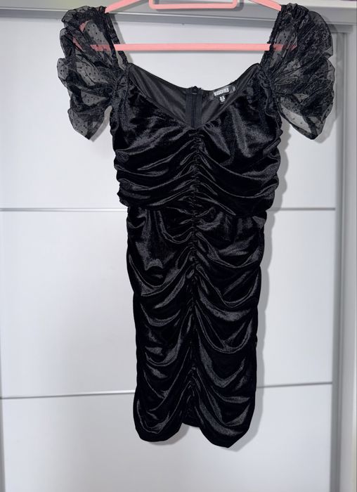Sukienka elegancka nowa Czarna welurowa marszczona z bufkami  M/38