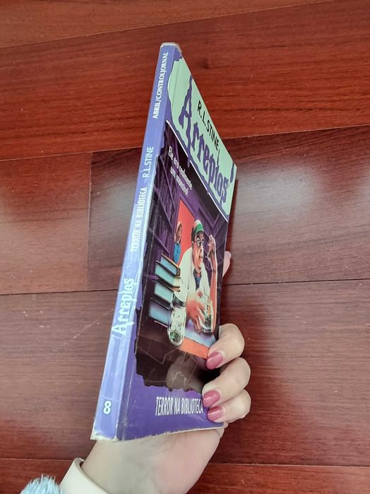 Livro "Arrepios - Terror na Biblioteca" Vol. 8 de R. L. Stine