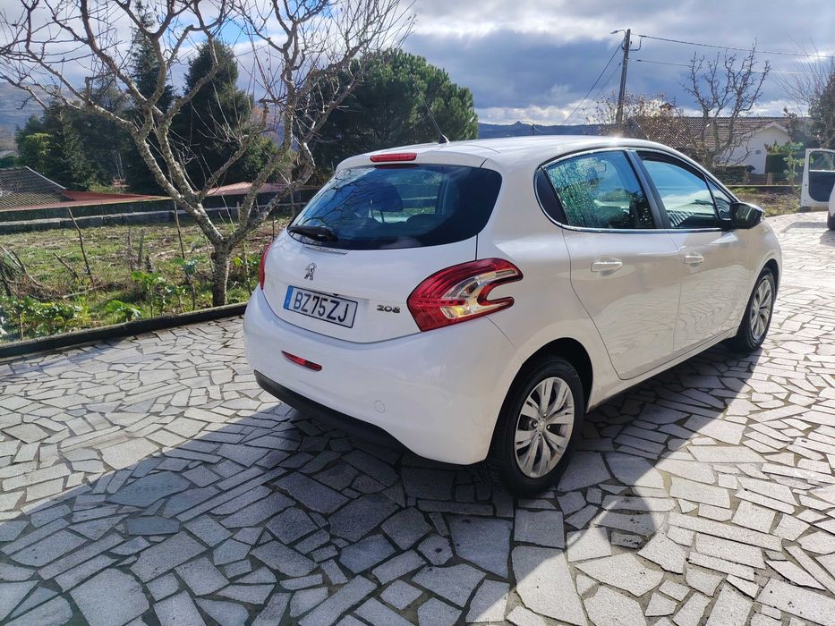Peugeot 208 1.4 HDi com Carplay android auto e Câmara Traseira