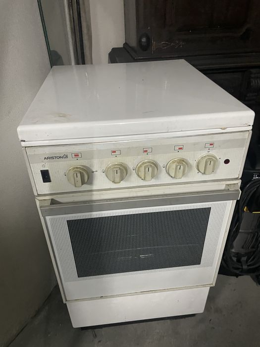 Fogao a gaz quase novo apesar de ja ter alguns anos ( teve pouco uso )