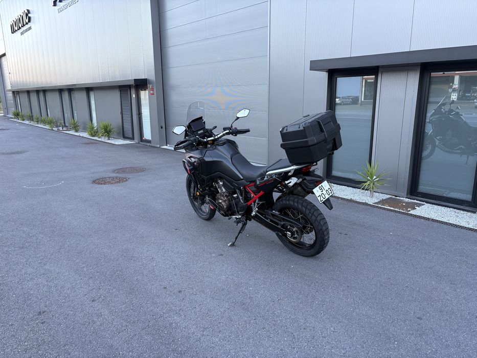Honda Africa Twin 1100 ( aceito retomas )