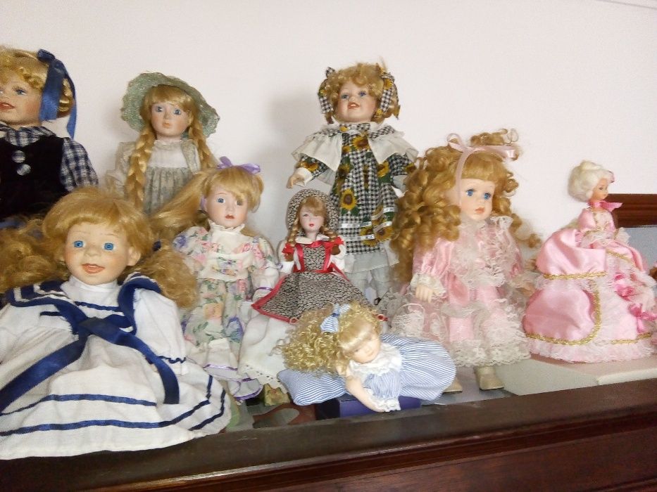 Bonecas em porcelana e de pano
