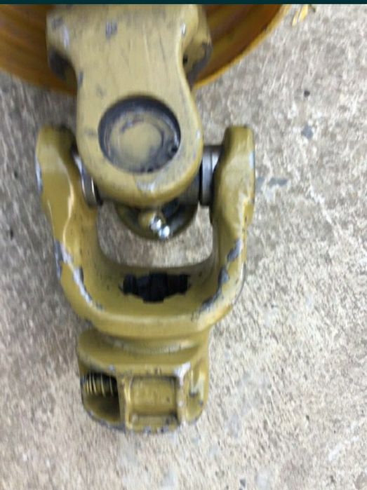 Кардан поворотний, поворотний шарнир карданного вала, гук, вал кардан