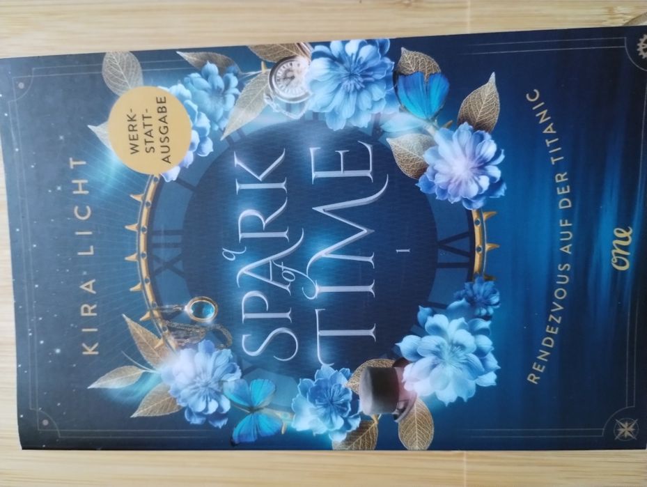 Kira Licht "A Spark of Time"