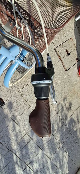 Vendo Bicicleta de senhora nova. apenas andou 3 ou 4 voltinhas. os pneus ainda têm as pelugens...É uma ELOPS com 6 velocidades no pulso.