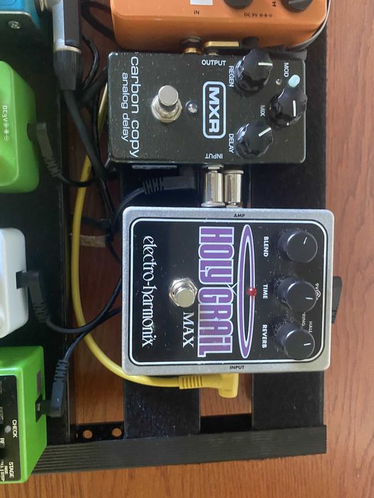 Pedalboard com variados pedais de guitarra