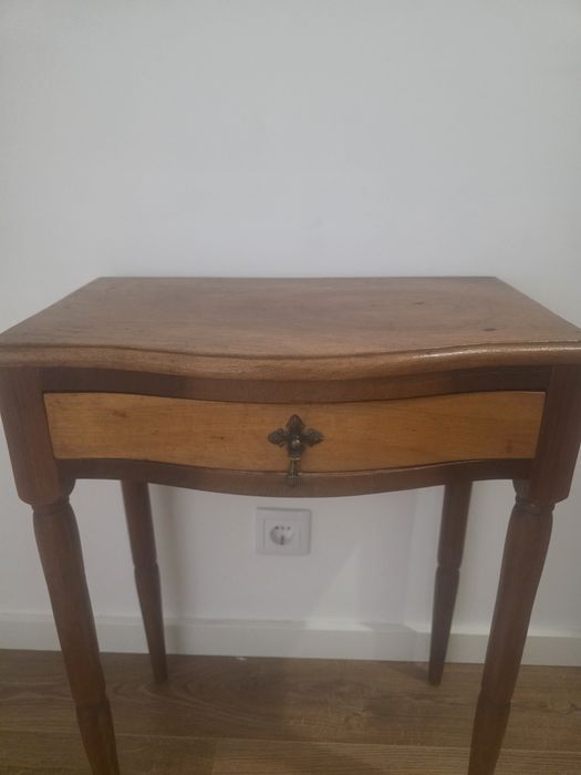 Mesa cabeceira antiga