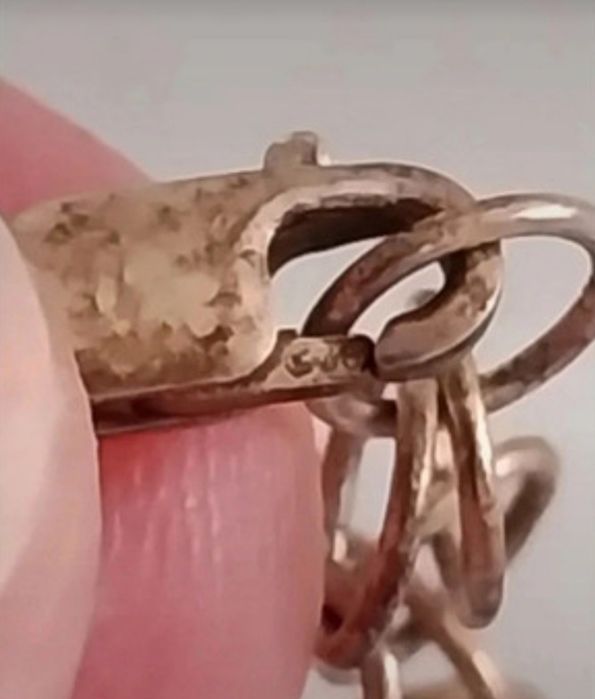 Fio com prata e pendente em pedra