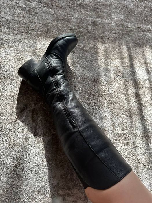 Продаються високі черевики