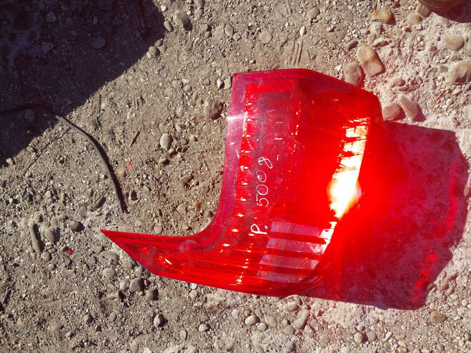 Lampa prawa tyl tylna peugeot 5008