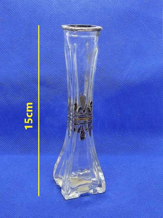 Jarra pequena em vidro com aplicações em metal