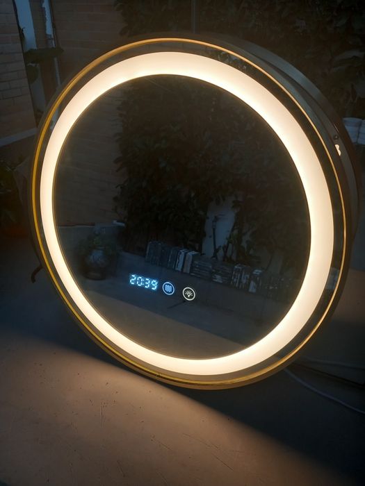 Espelho redondo com iluminação LED relogio  e desembaciador novo