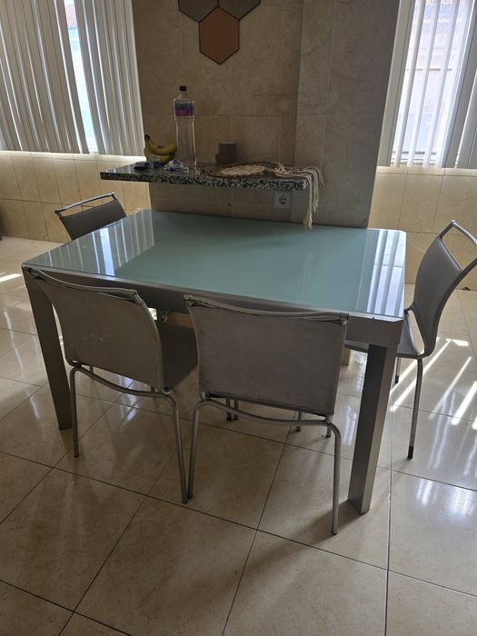 Mesa e 4 cadeiras