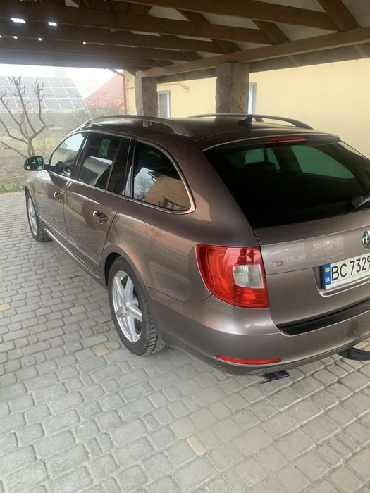 Шкода суперб 2011 року випуску дизель універсал шкіра алькантара