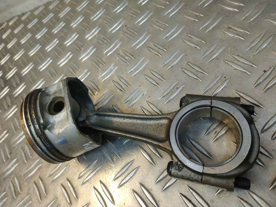 Peugeot/Citroen 307 2001-2008 поршень з шатуном комплект 1.6 бензин  комплект 4шт DV2414 0628N0