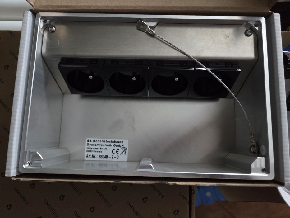 Puszka podłogowa ukryta na 4 gniazda