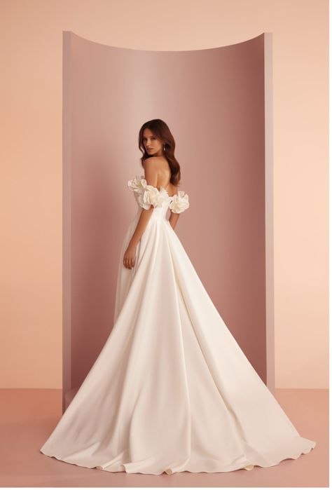 Весільна сукня з відкритими плечима