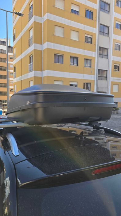 Bagageiro 390l de tejadilho de carro com as respetivas barras adaptadoras. Entrega apenas no local.