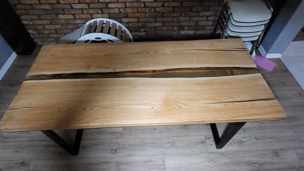 Stół dębow z żywicy