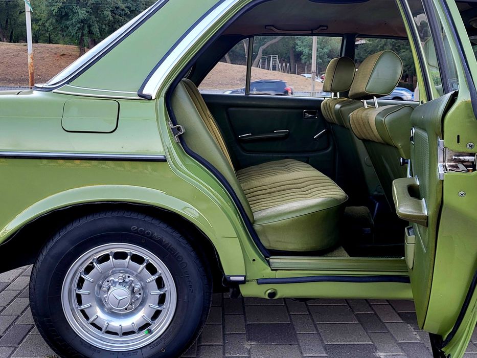 Mercedes-123  Classic  Old Car