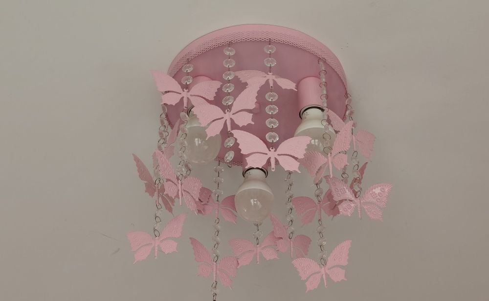 Metalowa lampa motyle do pokoju dziecięcego