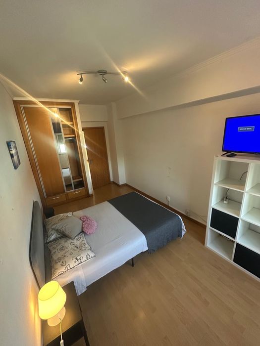 Quarto mobiliado para arrendar no centro da Moita