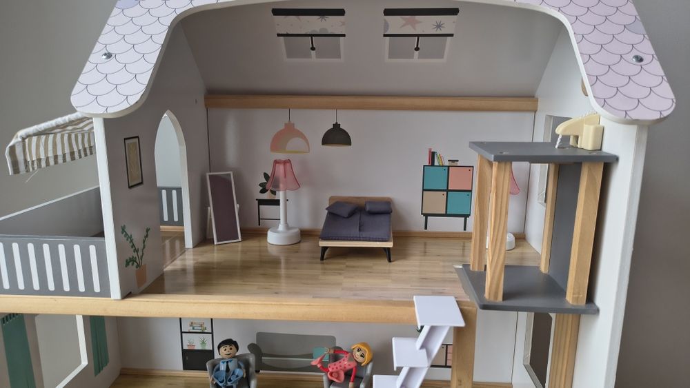 Domek dla lalek z windą i wyposażeniem