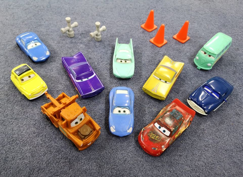 Disney Pixar - Os Incríveis / Carros / Vida de Inseto / Monstros & Companhia + Universidade (bonecos)
