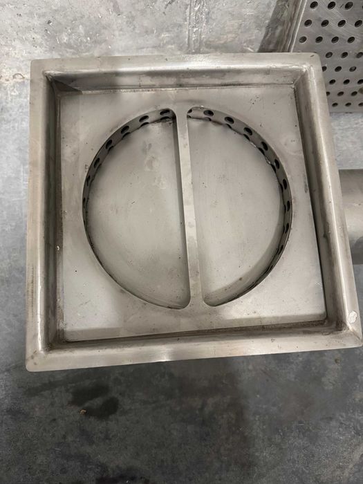 Bardzo solidna Kratka ściekowa Stan Idealny 2 sztuki.