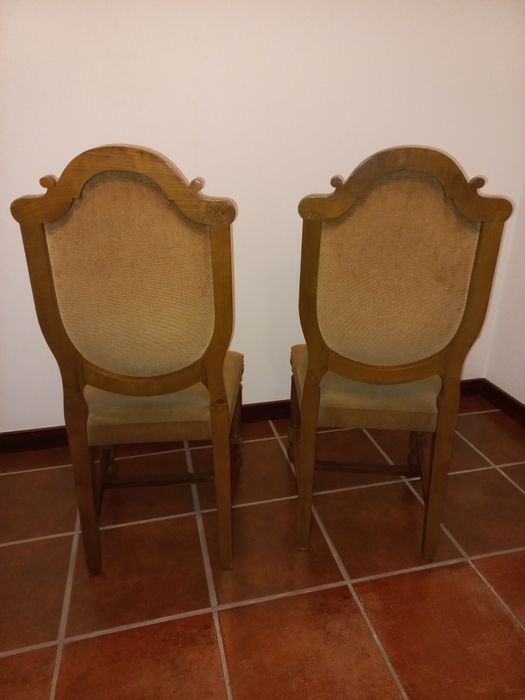 Cadeiras em madeira de castanho com tecido