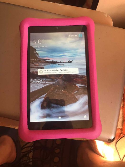 планшет AMAZON G090 MJ05 7296 0D9C С прорезиненным чехлом.