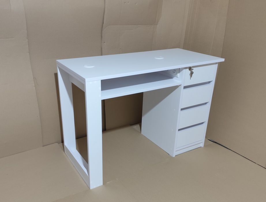 Стіл манікюрний, подіуми, меблі для салонів