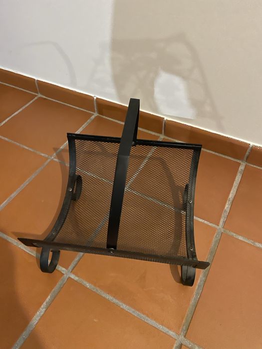 Cesto de metal para lenha