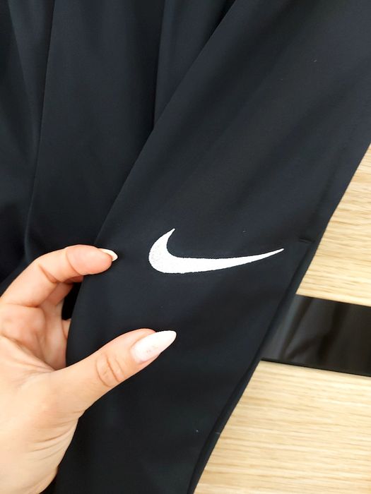 Czarne spodnie sportowe Nike roz L