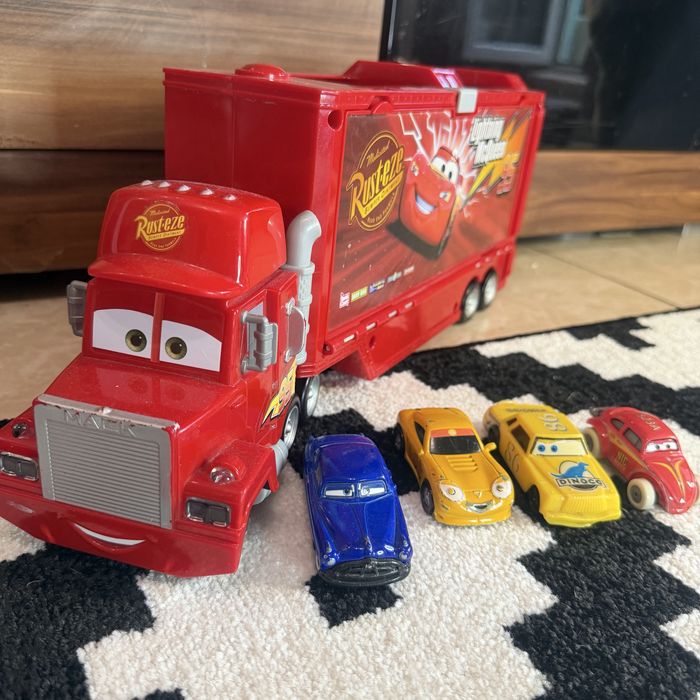 красный игрушечный автовоз Мак (Mack) из популярной анимационной франшизы «Тачки