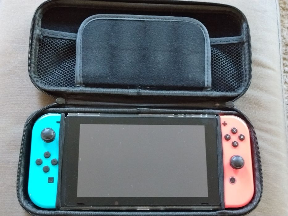 Nintendo Switch 1 (versão 2) com dock, 6 comandos, caixa de transporte e vários acessórios