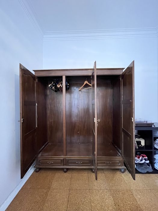 Roupeiro de Madeira Maciça