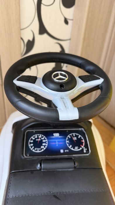 Детская машинка-каталка Mercedes-Benz