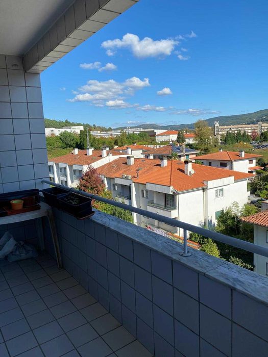 Alugo quartos junto á U. M.