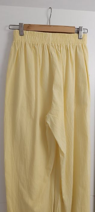 Calças amarelas usadas tamanho L
