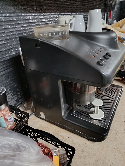 Máquina de café com moinho e vapor de espuma