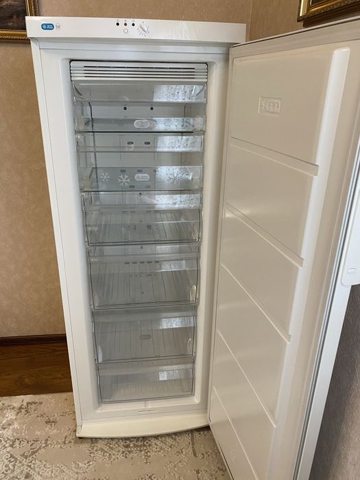 Продам морозильную  камеру ZANUSSI(no frost)
