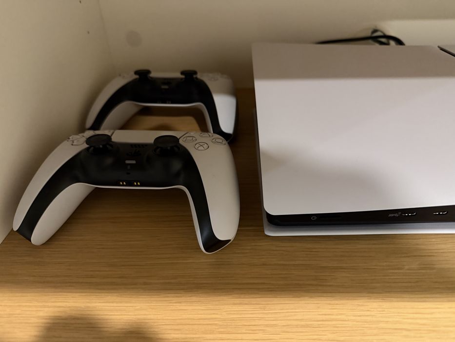 PS5 digital com 2 comandos