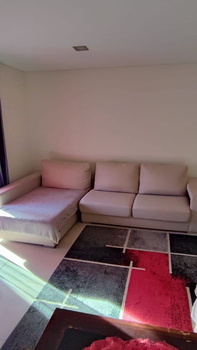 Sofá com chaiselong bege