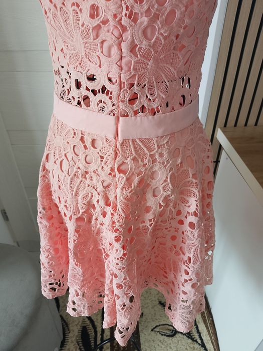 Pudrowo-różowa koronkowa sukienka , rozkloszowana S 36